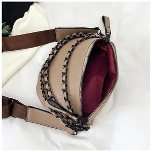 Vue détaillée du sac gaufré crocodile avec chaîne noire et doublure en velours bordeaux