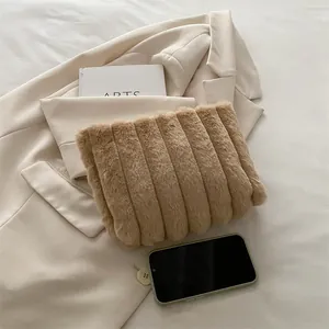 Minimalistische Plüsch-Clutch mit Rippenstruktur auf weißem Blazer, Herbst-Stil