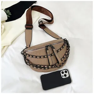 Détail du sac banane kaki à motif crocodile avec chaînes noires et bandoulière nylon