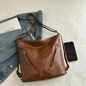 Borsa tote vintage in pelle sintetica marrone scuro con doppia cerniera e tracolle regolabili