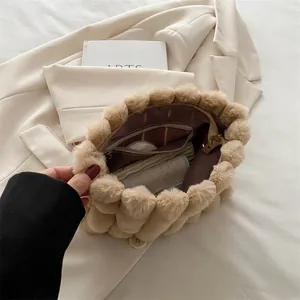 Schicke Plüsch-Handtasche in Beige mit weicher Kugelstruktur und geräumigem Innenraum