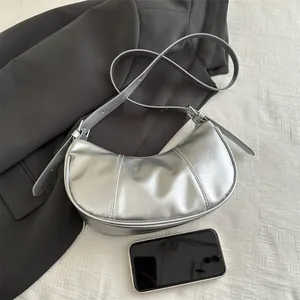 Sac à bandoulière argenté métallisé en forme de croissant avec texture plissée chic
