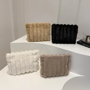 Schicke Plüsch-Clutch-Taschen mit vertikaler Streifenstruktur in neutralen Farben