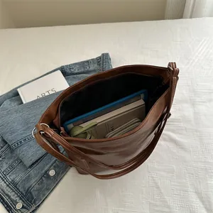 Borsa tote vintage marrone capiente con interno per tablet e chiusura con cerniera