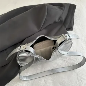 Sac à bandoulière argenté métallisé avec sangle large ajustable pour téléphone et portefeuille