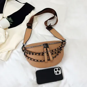 Sac de poitrine marron clair à motif crocodile avec chaîne noire et bandoulière réglable