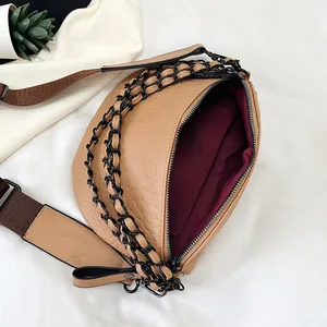 Sac bandoulière beige à motif crocodile avec chaîne épaisse en métal noir tendance