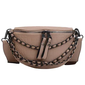 Sac ceinture tendance kaki pour femme avec texture crocodile et détails de chaîne en métal