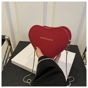 Détail du mini sac rouge en forme de cœur avec texture cuir PU et lettrage doré