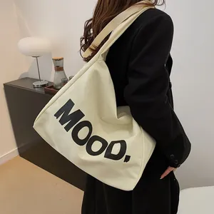 Minimalistische gebroken witte canvas shopper met MOOD-belettering en brede schouderband