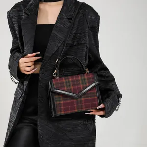 Borsa a mano vintage in lana a quadri con finiture in pelle nera e dettagli oro