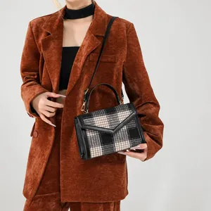 Borsa a tracolla vintage in lana a quadri con finiture in pelle nera da donna elegante