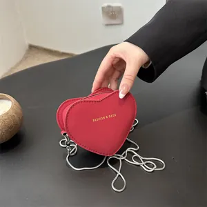 Mini sac bandoulière en cuir rouge en forme de cœur avec lettrage doré et chaîne argentée