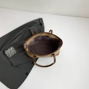 Shopper Tasche in Kontrastfarben Apricot und Braun mit geräumigem Innenfach