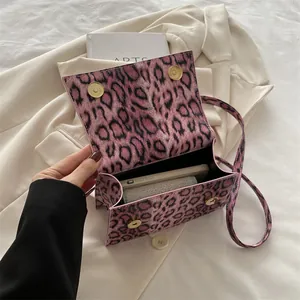 Sac bandoulière chic à imprimé léopard rose avec boutons dorés et bandoulière