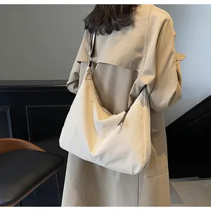 Detail van de minimalistische hobo-tas met verstelbare schouderband en trekkoord