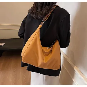 Detail van de mosterdgele canvas shopper gedragen door een model in een kamer