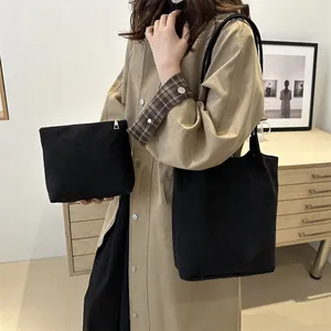 Set borsa a secchiello minimalista nera opaca e pochette con tracolle sottili
