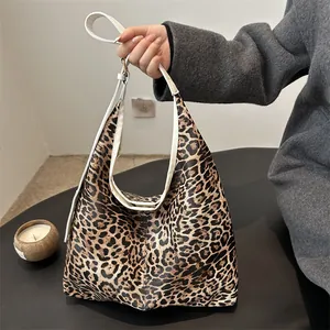 Women Large Capacity Leopard Print Tote Bag PU Leather Hobo Shoulder Bag For Daily Commute Winter Fashion Casual Handbag