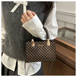 Dettaglio borsa marrone vintage con manico intrecciato e targa dorata FASHION
