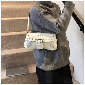 Détail du sac sous le bras en cuir PU blanc avec rivets argentés et boucles en métal