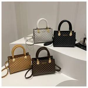 Eleganti borse quadrate a trama intrecciata in bianco, nero, kaki e marrone scuro