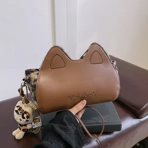 Sac à main en cuir marron avec oreilles de chat, peluche léopard et pendentif en peluche