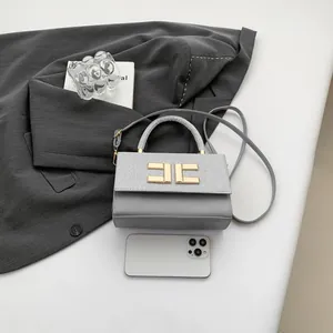 Sac à main gris en cuir patchwork avec fermoir doré et bandoulière réglable