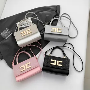 Lot de quatre sacs à main de luxe avec rabats à paillettes et logos en métal doré