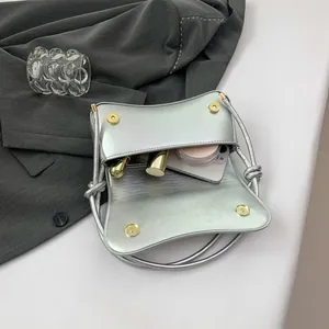 Bolso de hombro plateado minimalista con acabado metálico y detalle de nudo chic