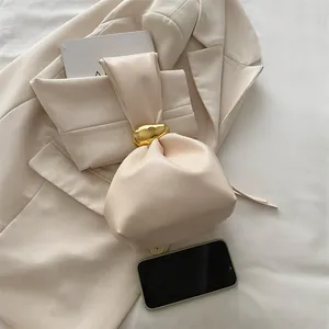 Sac seau minimaliste beige en cuir avec anneau doré et design plissé pour femmes