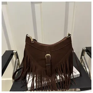 Dettaglio della borsa tote in pelle scamosciata marrone scuro con frange e fibbia dorata