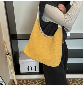Dettaglio della borsa hobo in pile giallo con texture peluche e tracolla bianca