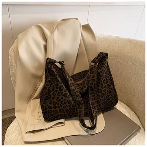 Detail of leopard print tote bag with metal zipper and adjustable wide shoulder strap