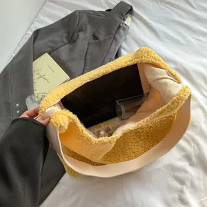 Grande borsa tote in pile sherpa giallo con tracolla larga e morbida consistenza