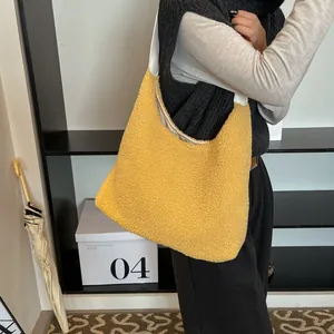 Grande borsa tote in lana di agnello giallo senape con tracolla in pelle bianca