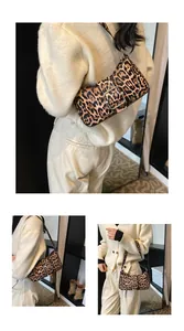 Détail du sac sous l'aisselle à motif léopard avec boucle en métal et texture chic
