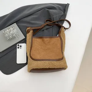 Borsa a secchiello retrò in finta pelle scamosciata marrone e lana con tracolla regolabile