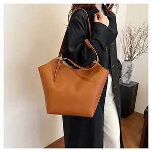 Borsa tote marrone in finta pelle martellata in un ambiente interno minimalista
