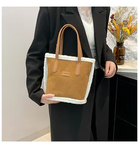 Detail der Wildleder-Tasche mit Lammfellbesatz und geprägtem FASHION-Label