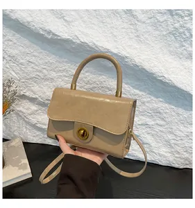 Détail du sac à rabat en cuir PU kaki avec fermoir tournant doré et poignée épaisse
