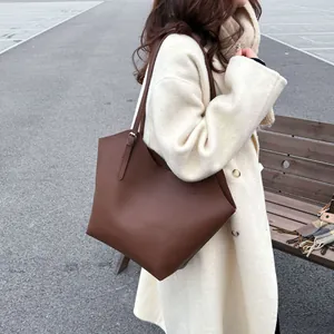Grande borsa tote vintage in pelle martellata marrone scuro con spalline sottili da ufficio