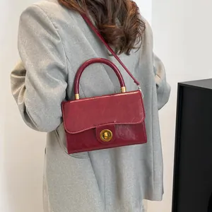 Sac à main carré rouge foncé classique avec boucle dorée et bandoulière amovible