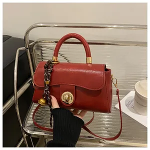 Borsa a tracolla vintage rossa con chiusura in metallo dorato e ciondolo