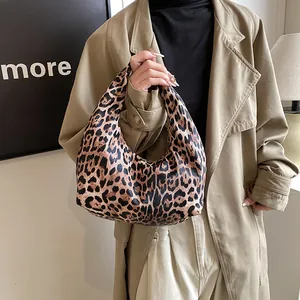 Sac à main hobo chic à imprimé léopard pour femme avec forme de croissant et bandoulière