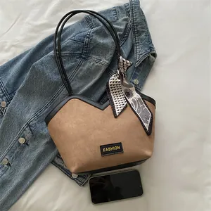 Sac fourre-tout en daim marron avec bordure contrastée en V et foulard décoratif en soie