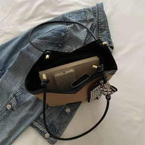 Grand sac cabas bicolore avec foulard en soie sur un fond de style décontracté