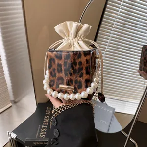 Handtasche mit Leopardenmuster, Perlengriff, Kordelzugfutter und goldener Kette
