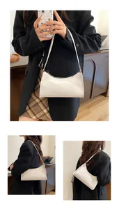 Trois vues du sac baguette blanc à motif crocodile avec bandoulière fine et élégante