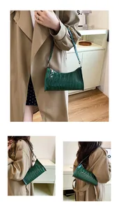 Vues détaillées montrant le motif crocodile vert foncé et la bandoulière du sac sous le bras